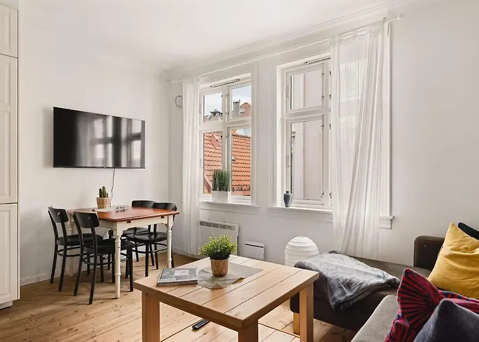 Dinbnb Homes I Idyllically Located 4-Bedroom Home