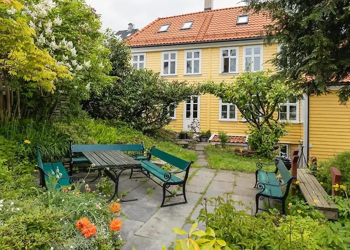 Dinbnb Homes I Idyllically Located 4-Bedroom Home