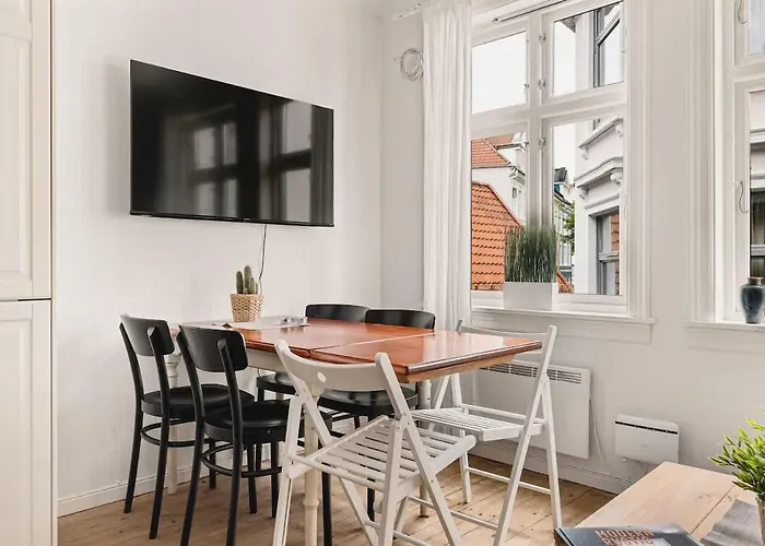 Dinbnb Homes I Idyllically Located 4-Bedroom Home